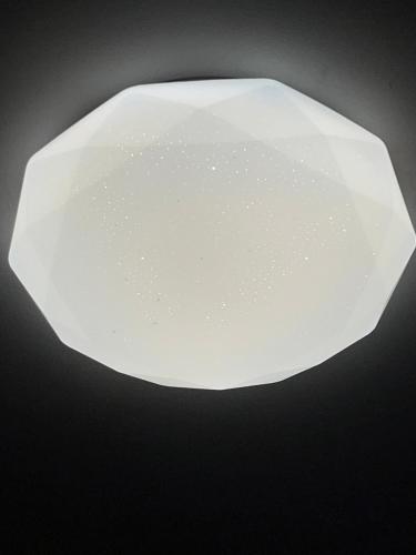 a white light on a black background at Enorme 3 habitaciones, 7 camas, centro de machala in Machala