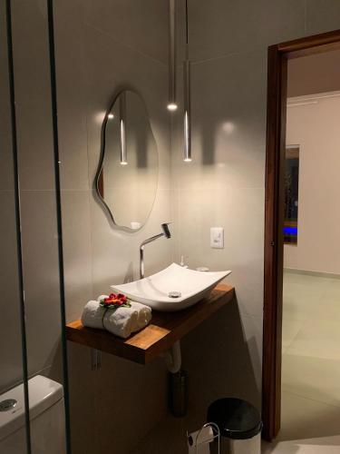 a bathroom with a sink and a mirror at Sol de Corumbau in Corumbau