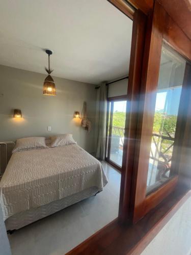 een slaapkamer met een bed en een groot raam bij Casa AL Mar - Praia do Preá in Prea