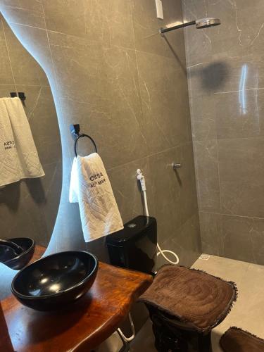 a bathroom with a sink and a shower at Casa AL Mar - Praia do Preá in Prea