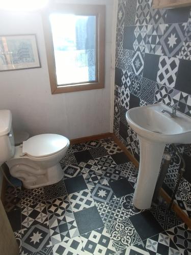 a bathroom with a toilet and a sink at Apart Hotel Jagui Haus Departamentos tipo Loft y Hermosa Terraza con vista al Mar in Valparaíso