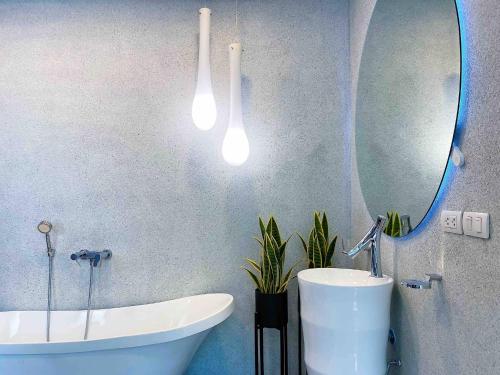 Koupelna v ubytování Stylish 3br Pool Villa walk to beautiful NaiYang beach