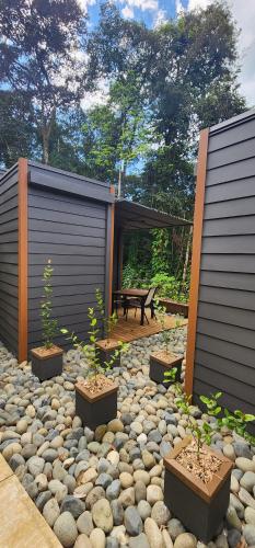 a backyard with a stone patio with a picnic table at Hotel Evasión in Ojochal