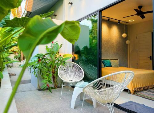 Posezení v ubytování Stylish 3br Pool Villa walk to beautiful NaiYang beach