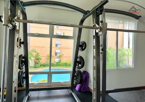 Gimnasio o instalaciones de fitness de Puerto Princesa Romantic Studio with Balcony, FREE Pool & Gym - B2 5Chrysolite