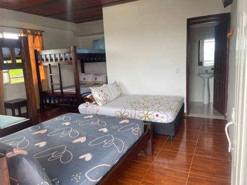 Cama o camas de una habitación en Buen Vivir Restrepo a 30 minutos Lago Calima