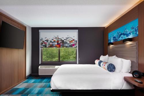 Una cama o camas en una habitación de Aloft Columbia Harbison