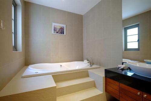 Postel nebo postele na pokoji v ubytování Wonderful 3br 380sqm Pool Villa Walk To Bangtao Beach and Catch club