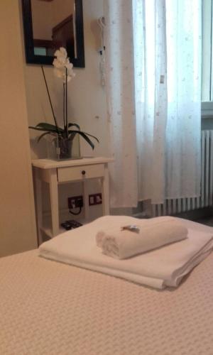 Una televisión o centro de entretenimiento en Albergo Trattoria Fioravante