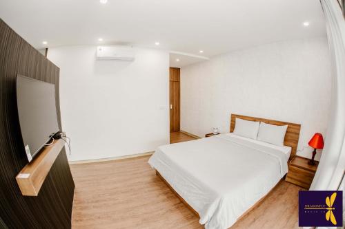 Chuồn Chuồn Resort Nghia Lo - Free Sauna & Onsenにあるテレビまたはエンターテインメントセンター