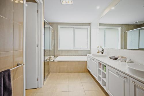 Ένα μπάνιο στο Hamptons in Torquay - 5 bath, Pool, Spa & Theatre!