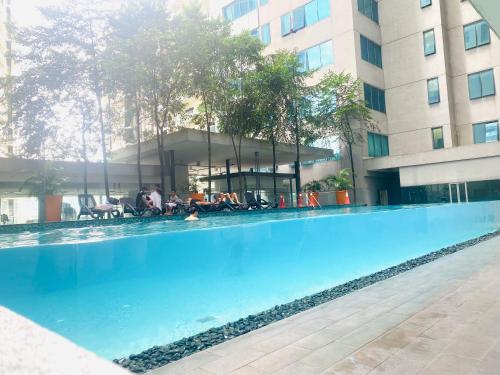 Piscina de la sau aproape de Hello Your House Klcc by 轻轨旁 无边泳池 市中心 带阳台