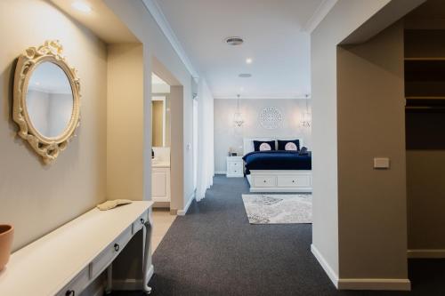 Ένα ή περισσότερα κρεβάτια σε δωμάτιο στο Hamptons in Torquay - 5 bath, Pool, Spa & Theatre!