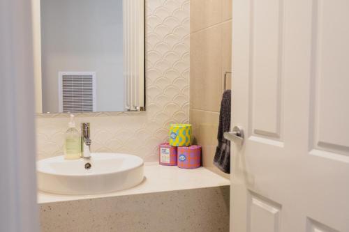 Ένα μπάνιο στο Hamptons in Torquay - 5 bath, Pool, Spa & Theatre!