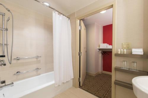 Koupelna v ubytování Renaissance Austin Hotel