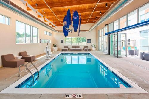 a swimming pool in a building with a swimming poolvisorvisor at Aloft Cleveland Airport in North Olmsted
