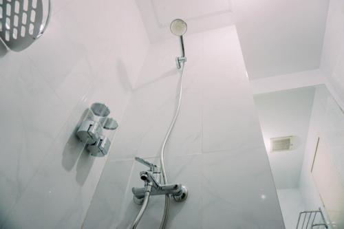 Ένα μπάνιο στο Modern and Nice Studio Apartment at Urban Heights Residences By Travelio