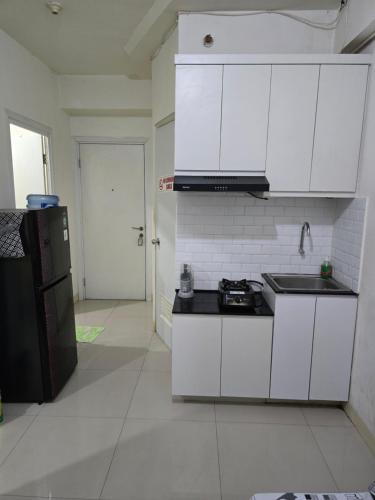 Η κουζίνα ή μικρή κουζίνα στο Properti9 at Apartemen Green Pramuka
