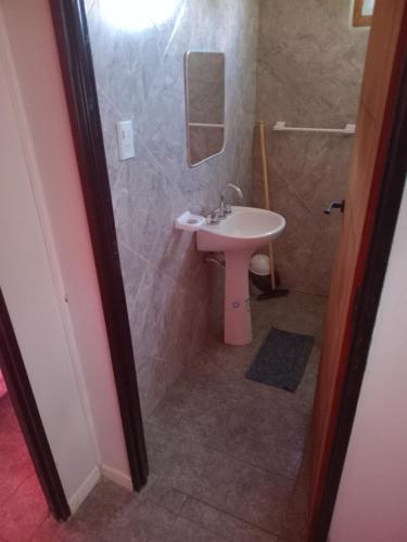un baño con lavabo y ducha en Cabañas Emilia, en La Adela