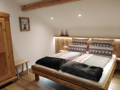 Postel nebo postele na pokoji v ubytování Ferienhaus Keramik-Alm mit Garten und Sauna