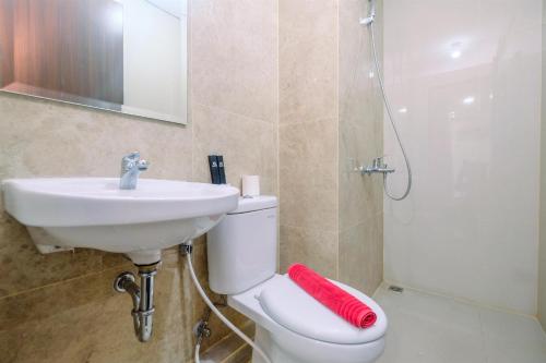 Ванная комната в Stylish and Comfy 2BR at Transpark Cibubur Apartment By Travelio