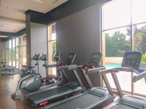 Фитнес-центр и/или тренажеры в Stylish and Comfy 2BR at Transpark Cibubur Apartment By Travelio