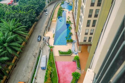 Бассейн в Stylish and Comfy 2BR at Transpark Cibubur Apartment By Travelio или поблизости