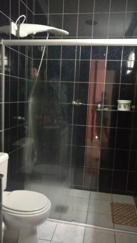 a person taking a picture of a bathroom with a toilet at Mansão gata gaiatta in Belém