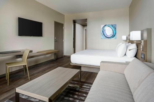Телевизор и/или развлекательный центр в AC Hotel by Marriott Spartanburg