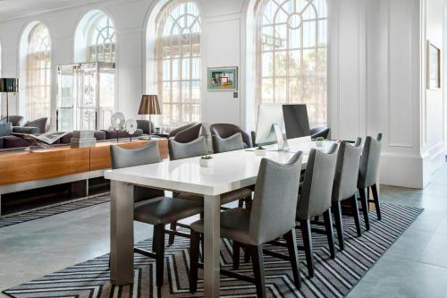 Гостиная зона в AC Hotel by Marriott Spartanburg