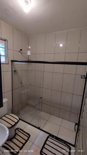 a bathroom with a shower and a sink at Casa de praia Região dos Lagos - Unamar - Cabo Frio RJ in Cabo Frio