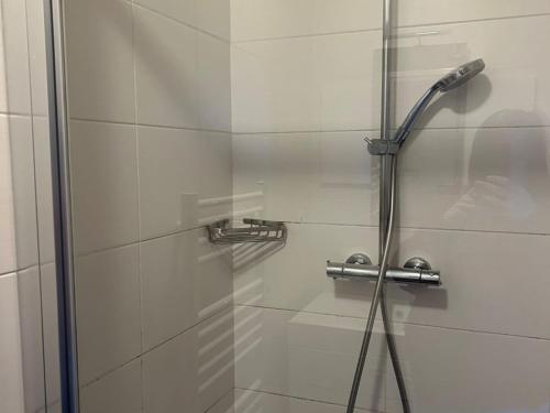 d'une douche avec une porte en verre et un pommeau de douche. dans l'établissement Appartement Châtel 3 pièces, 6 pers, proche centre, terrasse, parking - FR-1-676-181, à Châtel