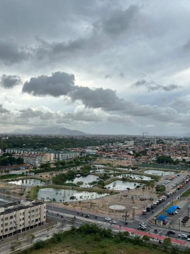vista su una città con un fiume e su edifici di Apto Jardino - Parque Rachel de Queiroz a Fortaleza
