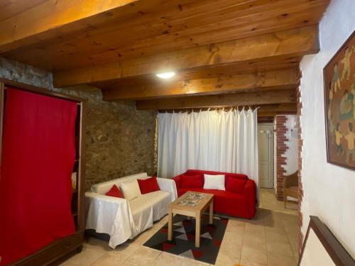 un salon avec un canapé rouge et une table dans l'établissement Charmante maison de village à Argelès-sur-Mer proche commodités - FR-1-732-92, à Argelès-sur-Mer