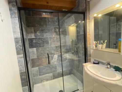 une salle de bain avec douche et lavabo dans l'établissement Charmante maison de village à Argelès-sur-Mer proche commodités - FR-1-732-92, à Argelès-sur-Mer