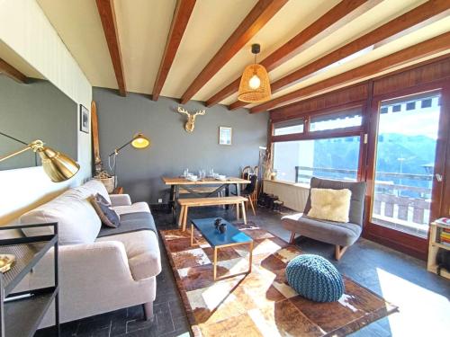 un salon avec un canapé et une table dans l'établissement T2 confortable pour 4 pers avec balcon sud et parking à 1700m d'altitude - FR-1-457-362, à Saint-Lary-Soulan