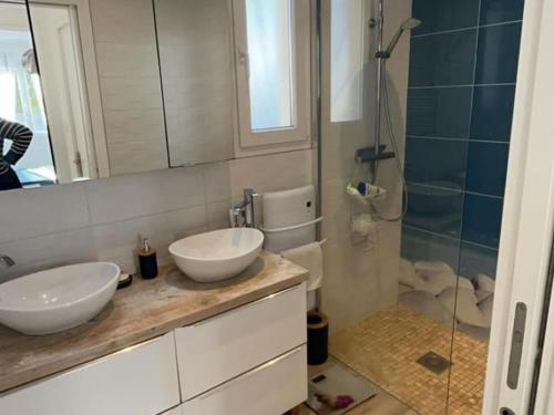 une salle de bain avec deux lavabos et une douche en verre dans l'établissement Maison à Argelès - 2 chambres - Jardin, Parking, WiFi, Clim - FR-1-309-487, à Argelès-sur-Mer