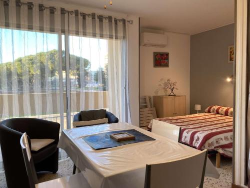 une chambre d'hôtel avec un lit, une table et des chaises dans l'établissement Appartement T1 à Balaruc-les-Bains avec climatisation et parking - FR-1-553-284, à Balaruc-les-Bains