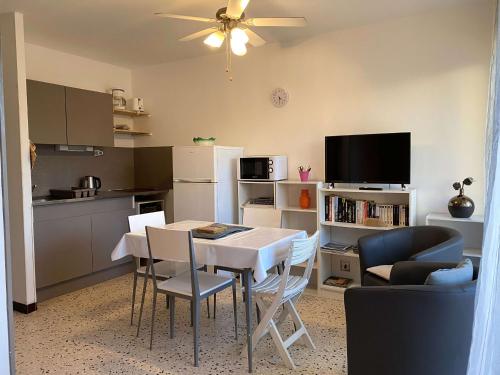 une cuisine et une salle à manger avec une table et des chaises dans l'établissement Appartement T1 à Balaruc-les-Bains avec climatisation et parking - FR-1-553-284, à Balaruc-les-Bains