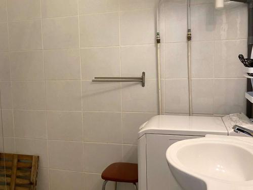 une salle de bain avec un lavabo et des toilettes dans l'établissement Appartement T1 à Balaruc-les-Bains avec climatisation et parking - FR-1-553-284, à Balaruc-les-Bains