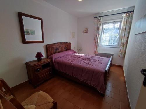 une chambre avec un lit, une commode et une fenêtre dans l'établissement Appartement 3 Pièces RDC, Piscine-Tennis, Parking à Argelès - FR-1-776-114, à Argelès-sur-Mer