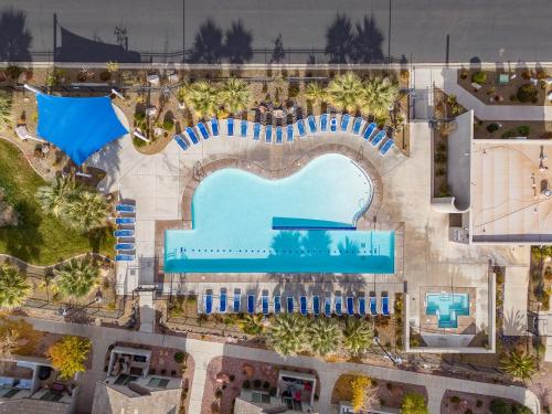 eine Draufsicht auf einen Pool in einem Resort in der Unterkunft Desert Chateau townhouse in Washington