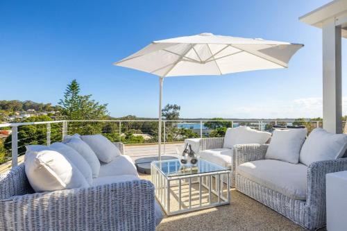 Posezení v ubytování Cloud Nine, 18 Wynne Cres - heated pool, waterviews, beach