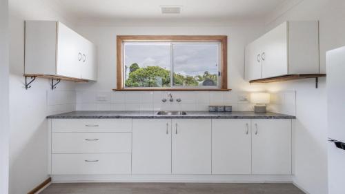 Una cocina o zona de cocina en Twin Palms Retreat