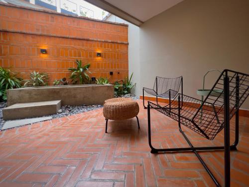 a patio with two chairs and a table in a building at Estacion Alameda Downtown in Orizaba