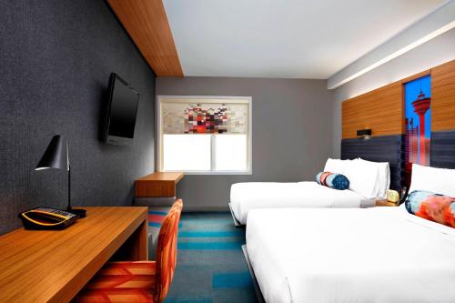 Postel nebo postele na pokoji v ubytování Aloft Hotel Calgary University
