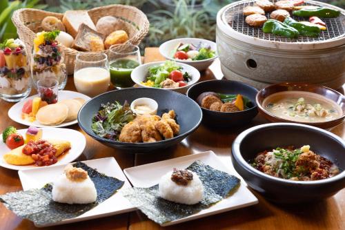 Phoenix Seagaia Ocean Tower في ميازاكي: طاولة بها أطباق طعام وأوعية طعام