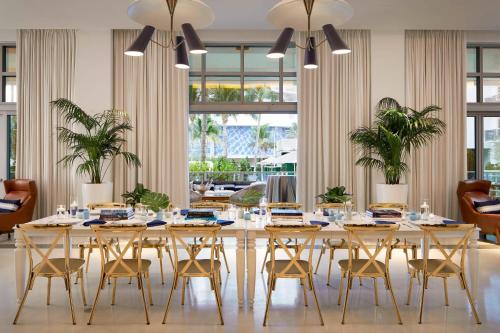 Restoran atau tempat lain untuk makan di Cadillac Hotel & Beach Club, Autograph Collection