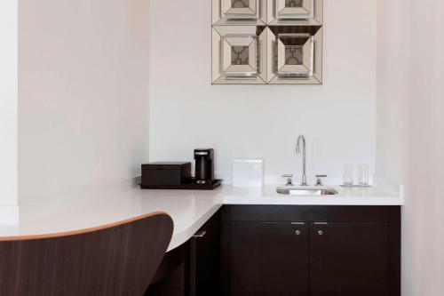Renaissance Cincinnati Downtown Hotel Image