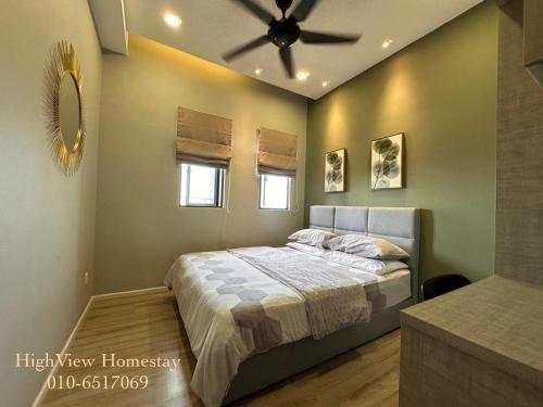 a bedroom with a bed and a ceiling fan at HighView Homestay in Bandar Baru Bangi